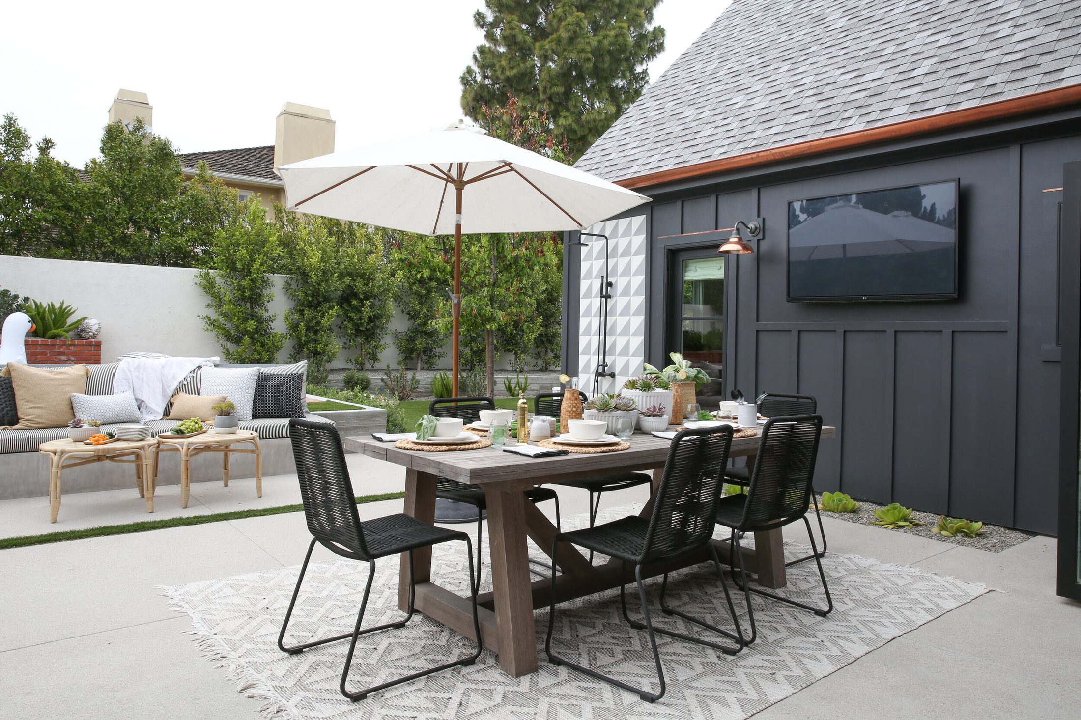 Huntington Beach-area outdoor dining patio by Shipwright Homes